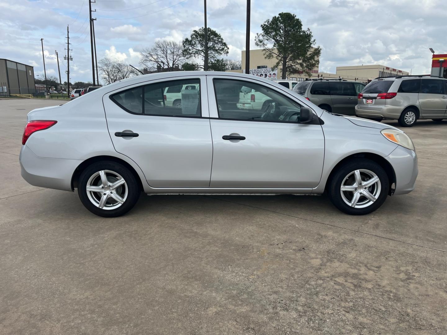 2014 SILVER /black Nissan Versa 1.6 S 5M (3N1CN7AP3EL) with an 1.6L L4 DOHC 16V engine, 5-Speed Manual transmission, located at 14700 Tomball Parkway 249, Houston, TX, 77086, (281) 444-2200, 29.928619, -95.504074 - Photo#7